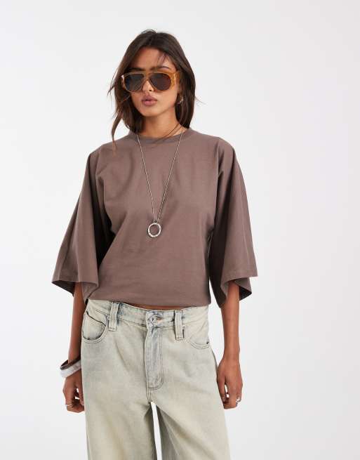 Camiseta color chocolate entallada con mangas murciélago de ASOS DESIGN