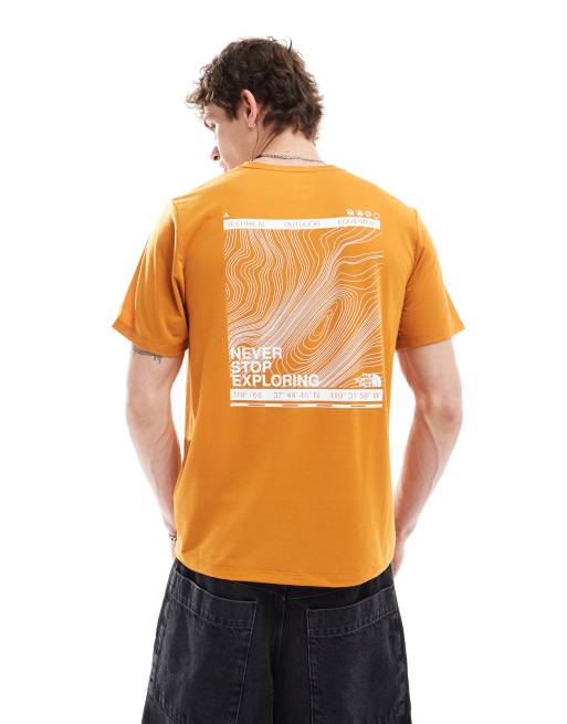 Camiseta color cobre con logo estampado en la espalda Topographic Foundation de The North Face