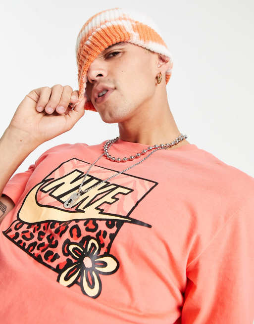 Camiseta color coral con logo cuadrado con estampado de leopardo