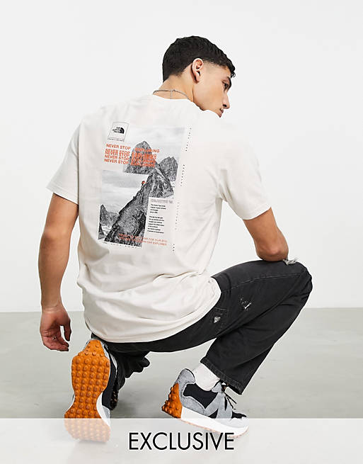 Hombre Tops | Camiseta color crema Collage exclusiva en ASOS de The North Face - AO24679