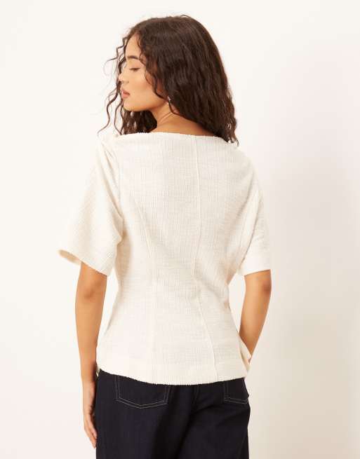 Camiseta color crema con cuello de pico y detalle fruncido en los hombros de bouclé de ASOS DESIGN, 4 de 4