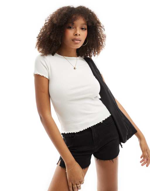 Camiseta color crema con detalles remallados de New Look