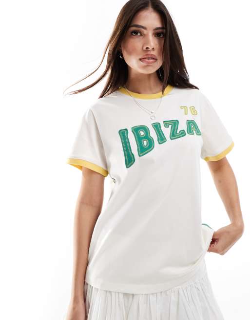 Camiseta color crema con diseño encogido, ribetes y estampado gráfico 