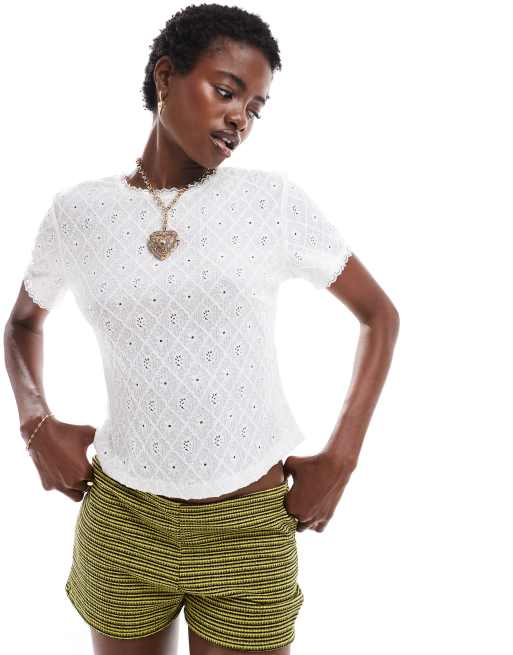 Camiseta color crema con diseño encogido y cuello subido de tejido texturizado de Labelrail x Olivia Grace Herring