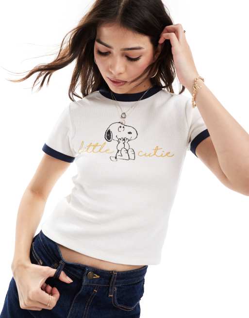 Camiseta color crema con diseño encogido y estampado gráfico con licencia de Snoopy de punto de arroz de ASOS DESIGN
