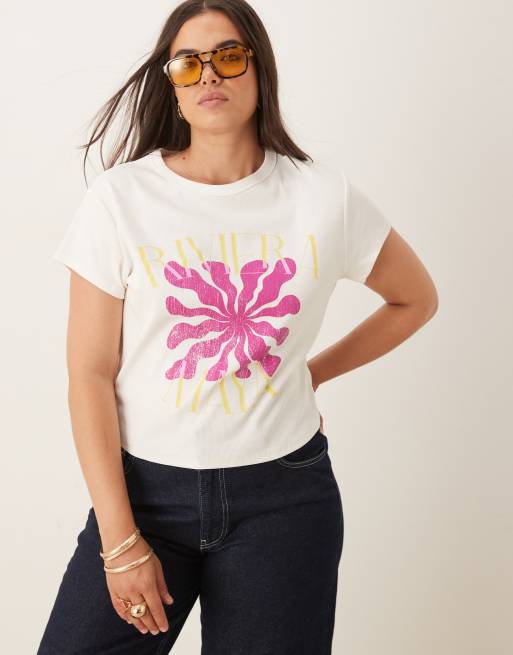 Camiseta color crema con diseño encogido y estampado gráfico de flor morada de ASOS DESIGN Curve