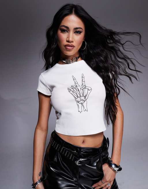 Camiseta color crema con diseño encogido y estampado gráfico del signo de la paz de canalé de ASOS DESIGN