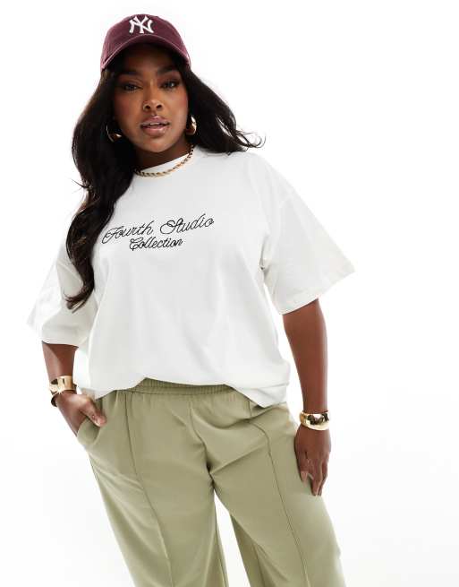 Camiseta color crema con logo bordado Fourth Studio exclusiva de 4th & Reckless Plus