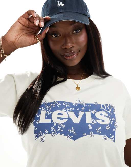 Camiseta color crema con logo en forma de ala de murciélago en el pecho de Levi's Plus