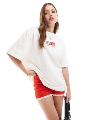 Camiseta color crema de corte boyfriend con estampado gráfico 