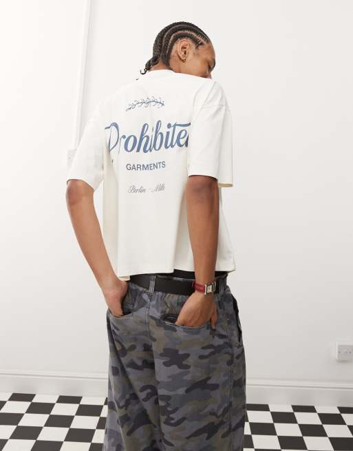 Camiseta color crema de corte cuadrado con logo de texto de Prohibited
