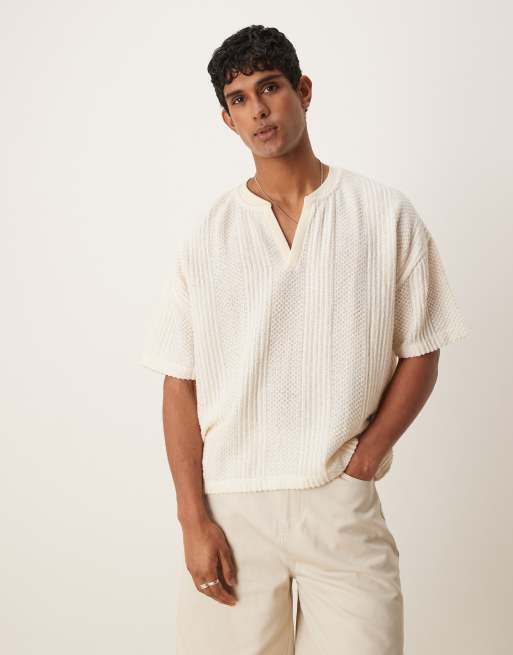 Camiseta color crema de corte cuadrado extragrande con hombros caídos y cuello de pico de tejido texturizado de ASOS DESIGN