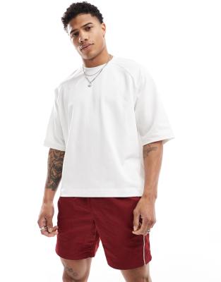 Camiseta color crema de corte cuadrado extragrande con mangas raglán de ASOS DESIGN 