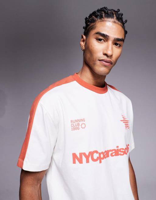 Camiseta color crema de corte cuadrado holgado con ribetes y estampado gráfico deportivo naranja de ASOS DESIGN