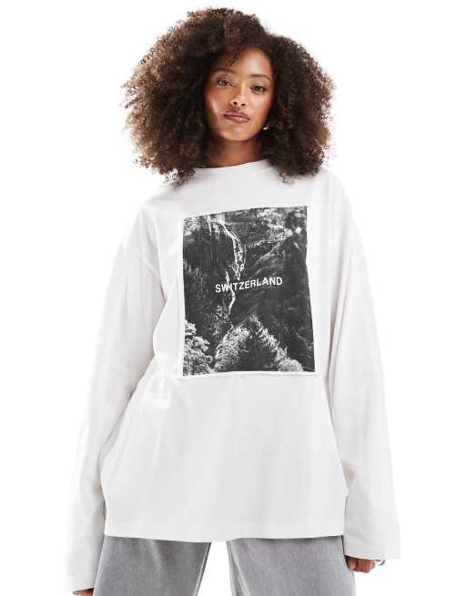 Camiseta color crema de corte skater y manga larga con estampado gráfico de Suiza estilo patchwork de ASOS DESIGN