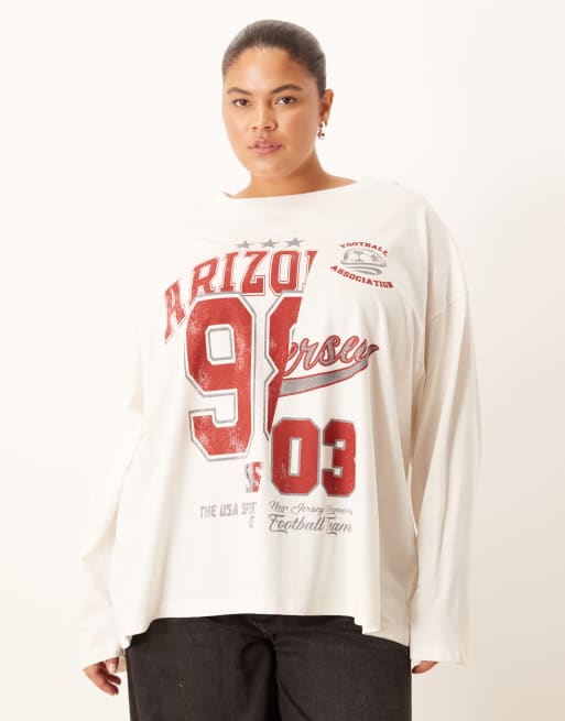Camiseta color crema de manga larga y corte skater con estampado gráfico universitario 