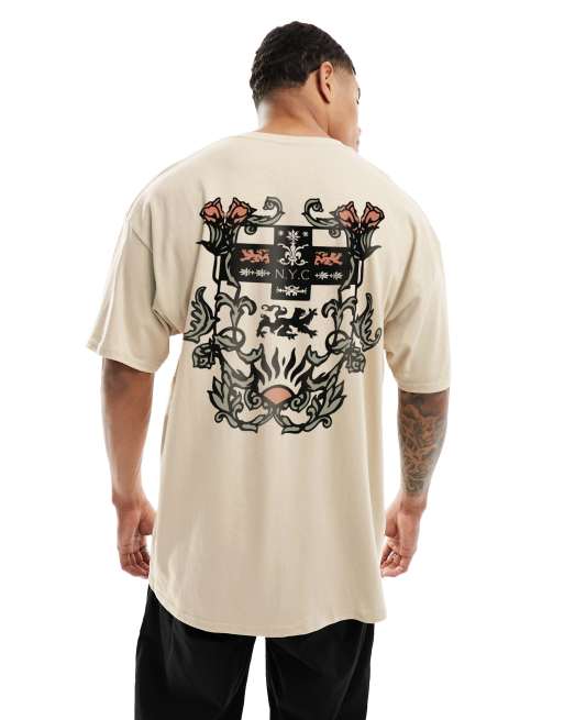 Camiseta color crema extragrande con estampado de insignia en la espalda de ASOS DESIGN