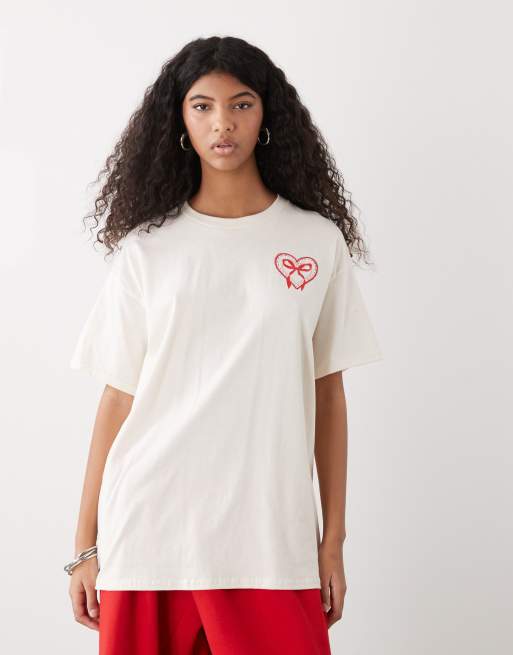 Camiseta color crema extragrande con estampado gráfico de corazón de Miss Selfridge