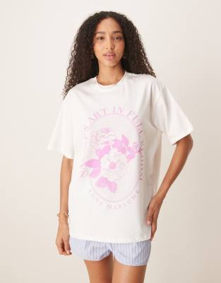 Camiseta color crema extragrande con estampado gráfico de flor lila de ASOS DESIGN