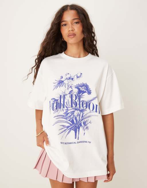 Camiseta color crema extragrande con estampado gráfico floral 