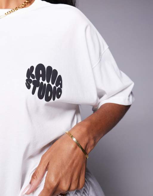 Camiseta color crema extragrande con estampado negro de logo efecto burbuja en la espalda de tejido rico en algodón Studio de Kaiia  , 3 de 4