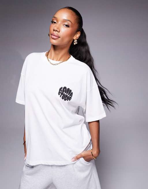 Camiseta color crema extragrande con estampado negro de logo efecto burbuja en la espalda de tejido rico en algodón Studio de Kaiia  , 4 de 4
