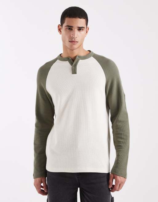 Camiseta color crema holgada de manga larga con diseño raglán en contraste y cuello panadero de tejido gofrado de ASOS DESIGN