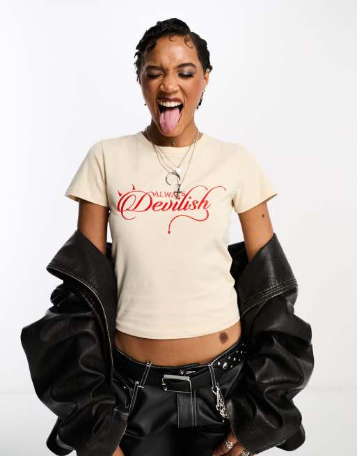 Camiseta color crema muy entallada con bordado 