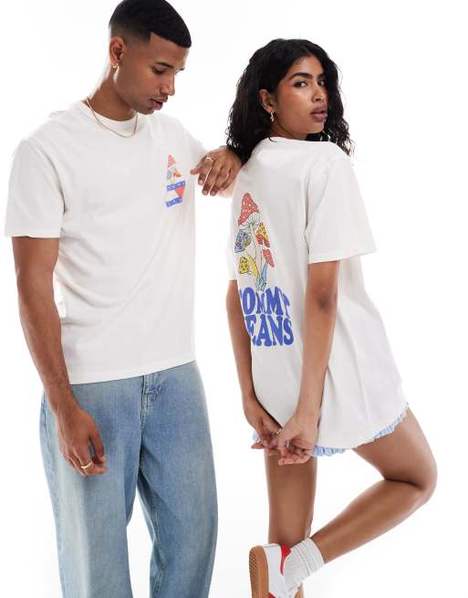 Camiseta color crema unisex de corte estándar con logo de bandera de Tommy Jeans