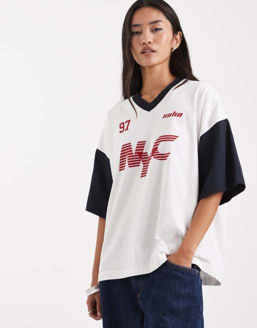 Camiseta color crema y azul marino de estilo futbolero con estampado gráfico 