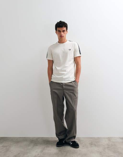 Camiseta color crudo con cinta en contraste de Fred Perry, 4 de 5