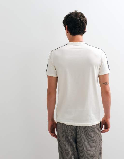 Camiseta color crudo con cinta en contraste de Fred Perry, 5 de 5