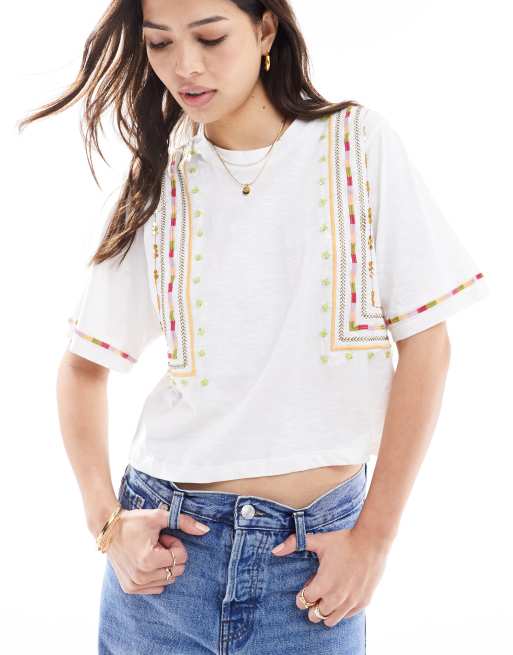 Camiseta color crudo con diseño en relieve de Scalpers