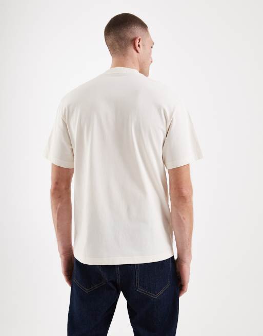 Camiseta color crudo con panel con logo bordado de Fred Perry, 3 de 5