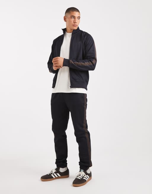 Camiseta color crudo con ribetes de cinta marrón tabaco tostado en contraste de Fred Perry, 2 de 5