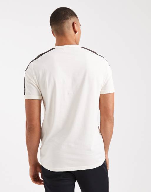 Camiseta color crudo con ribetes de cinta marrón tabaco tostado en contraste de Fred Perry, 3 de 5
