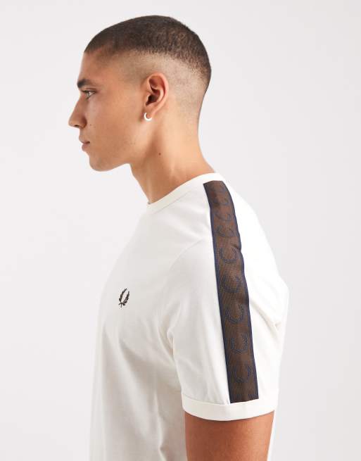 Camiseta color crudo con ribetes de cinta marrón tabaco tostado en contraste de Fred Perry, 4 de 5