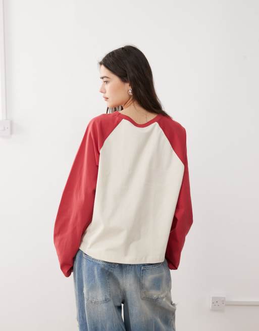 Camiseta color crudo de corte cuadrado con manga larga raglán burdeos en contraste de COLLUSION, 2 de 4