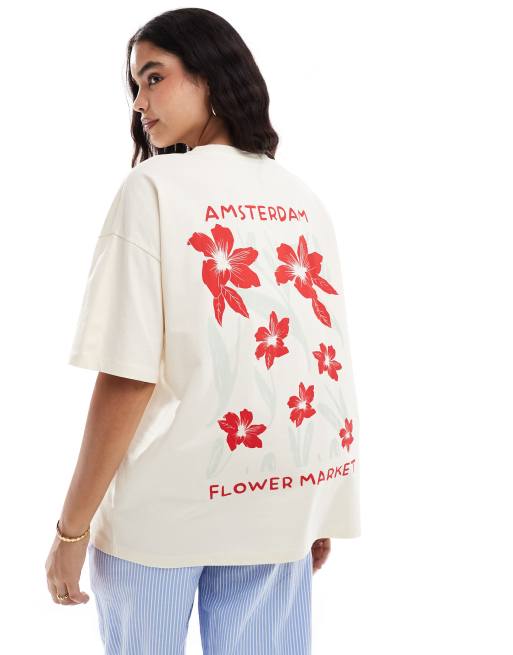 Camiseta color crudo extragrande con estampado gráfico de flores y texto 