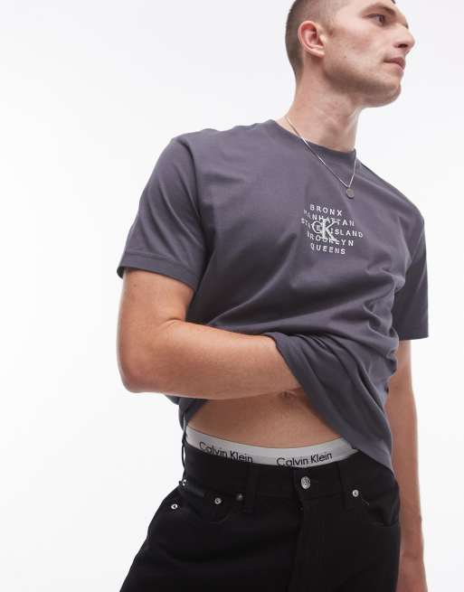 Camiseta color ébano con estampado gráfico de Nueva York de Calvin Klein Jeans