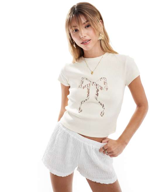 Camiseta color marfil con diseño encogido y detalle de lazo de Miss Selfridge