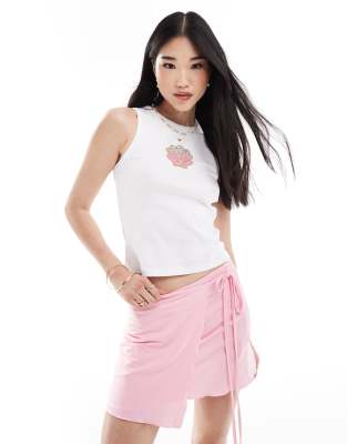 Camiseta color marfil sin mangas con gráfico de concha de cuentas de ASOS DESIGN