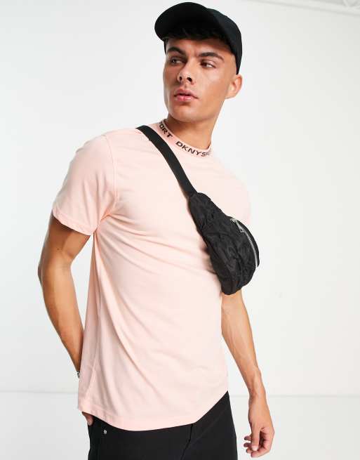 Camiseta color melocotón con logo en el cuello de DKNY
