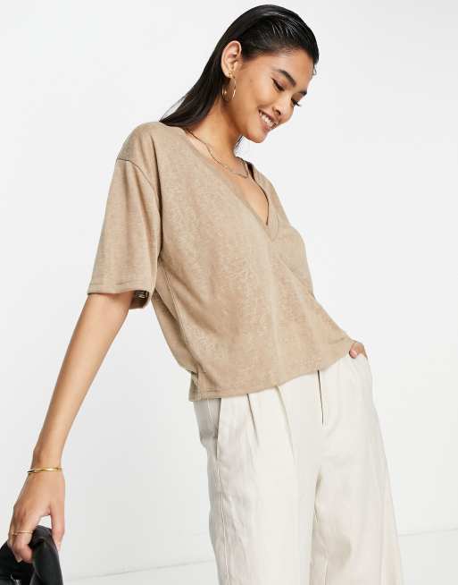 Camiseta color moca texturizada con cuello de pico de ASOS DESIGN
