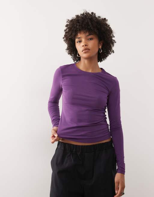 Camiseta color morado uva de manga larga y corte slim de Weekday