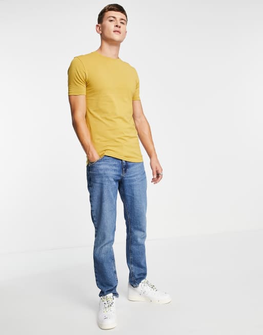 Camiseta color mostaza ajustada con cuello redondo de ASOS DESIGN