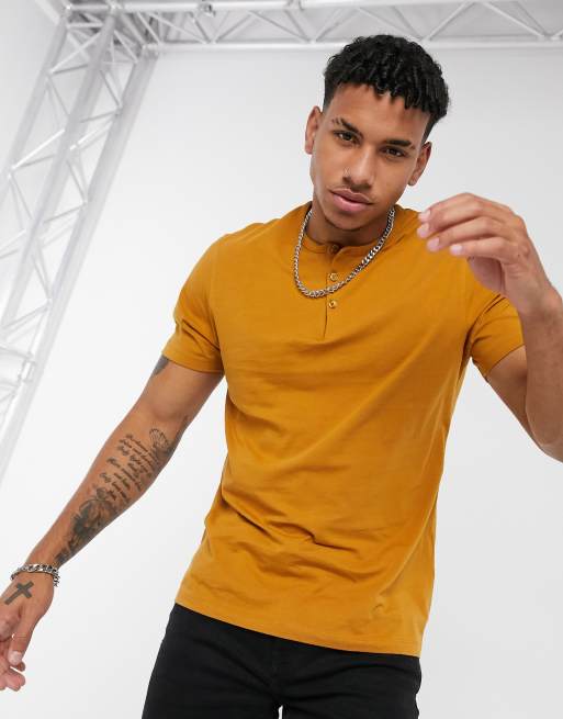 Camiseta color mostaza con cuello mao de ASOS DESIGN