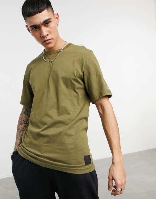 Camiseta color oliva con el logo de Champion