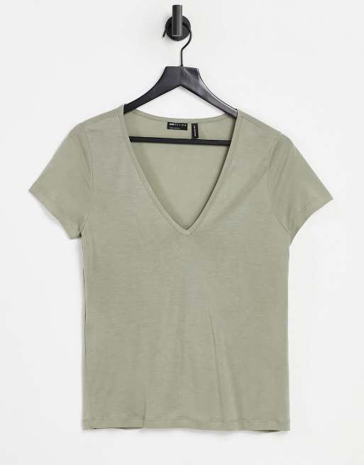 Camiseta color oliva holgada con cuello de pico de ASOS DESIGN