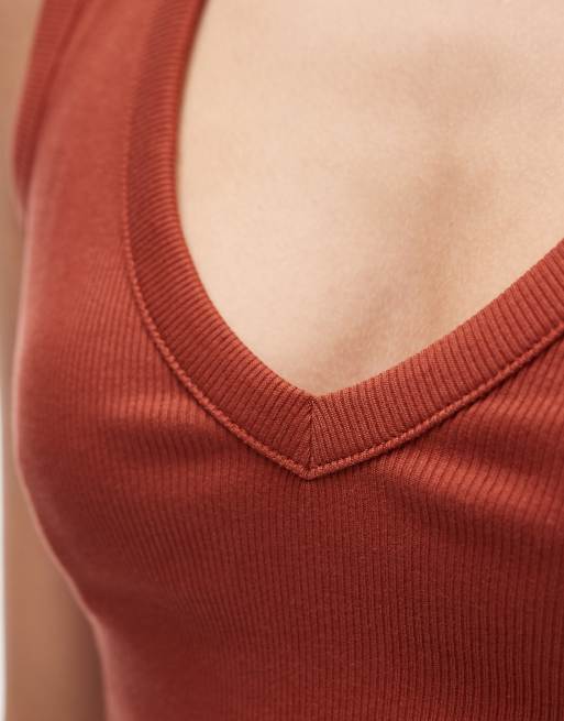 Camiseta color óxido sin mangas con cuello de pico de canalé de ASOS DESIGN, 3 de 4